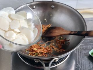 17、白雪却嫌春色晚➕虫草花清炒山药,转中火，加入山药片，翻炒两分钟