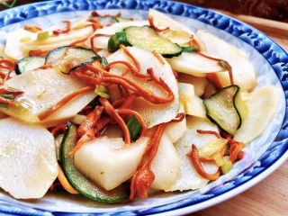 23、白雪却嫌春色晚➕虫草花清炒山药,这道小菜做法简单，山药口感爽脆，虫草花滑嫩有嚼劲，营养美味，大鱼大肉吃多了，来点小素菜养养肠胃吧????