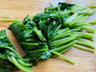 6、菠菜豆腐汤,捞起挤干水份切小段