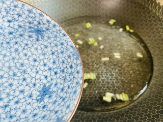 8、菠菜豆腐汤,加入两碗热水大火烧开