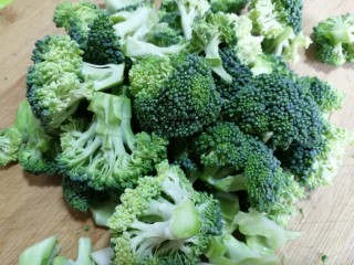 3、减脂系~凉拌虾仁西兰花胡萝卜,西兰花分成小朵。