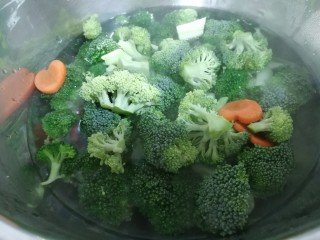 5、减脂系~凉拌虾仁西兰花胡萝卜,烧开水，将胡萝卜西兰花打焯至8分熟，喜欢吃更软一点的就多煮一会儿。