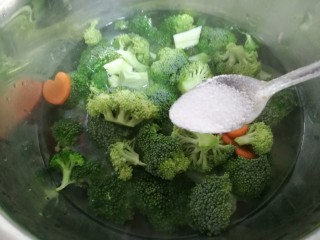 6、减脂系~凉拌虾仁西兰花胡萝卜,放一点盐，西兰花的颜色会更翠绿。