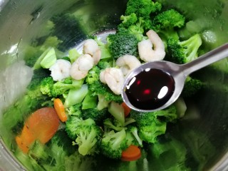 12、减脂系~凉拌虾仁西兰花胡萝卜,一点酱油。