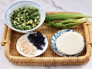 1、快手酸汤大馅馄饨,蒜苗和香菜摘洗干净。