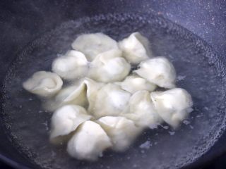 12、快手酸汤大馅馄饨,锅中倒入适量的清水烧开后，放入包好的馄饨。