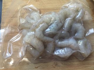 1、好喝的萝卜虾丸汤,虾仁一包