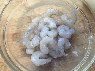 2、好喝的萝卜虾丸汤,洗干净