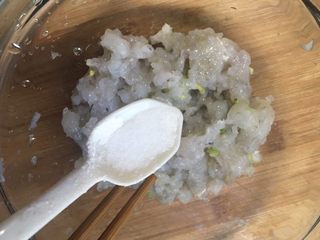 4、好喝的萝卜虾丸汤,加一点盐