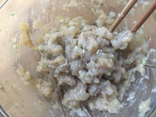 8、好喝的萝卜虾丸汤,一个方向搅拌上劲