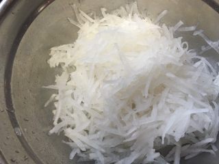 11、好喝的萝卜虾丸汤,擦丝