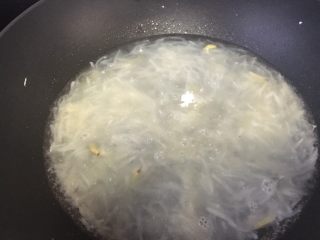 14、好喝的萝卜虾丸汤,加水煮开