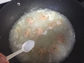 17、好喝的萝卜虾丸汤,加一点盐调味