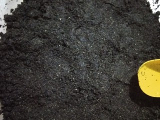 2、黑芝麻全麦核桃红枣软欧包~~安安原创,在揉面的时间我们先来制作内陷，黄油室温软化，用手动打蛋抽搅拌，加入枫糖浆或者蜂蜜，再搅拌，混合均匀，再加入黑芝麻粉，用刮刀混合均匀，备用；