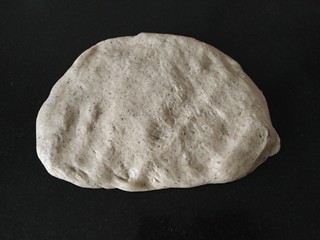 4、黑芝麻全麦核桃红枣软欧包~~安安原创,发酵好的面团，取出放在大理石操作台上轻撒一层手面粉防止粘手，用手轻压给面团排气，或者用擀面杖轻轻擀一下帮助排气；