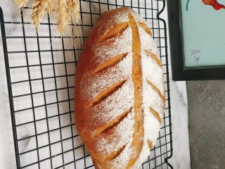 14、黑芝麻全麦核桃红枣软欧包~~安安原创,出炉，取出，放晾网晾凉；