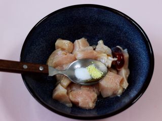 5、少油减脂的劲爆鸡米花,再加入适量的盐和鸡精调味。