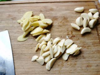 4、五香酱黄瓜,大蒜瓣切片，生姜切片。腌酱黄瓜放大蒜和生姜可以提味，口感清爽。