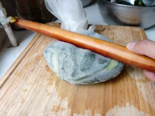 8、五香酱黄瓜,挤压出黄瓜里残余的水分，这样可以把腌进黄瓜的盐分挤压出一部分，挤压后的黄瓜在接下来的后续过程中更容易吸附进调味料的香味。