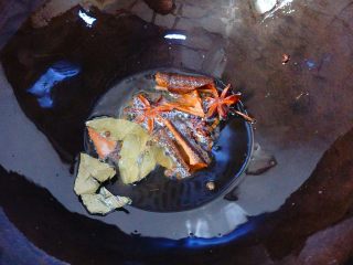 9、五香酱黄瓜,锅里倒进油放花椒，八角，桂皮，香叶炒出香味。