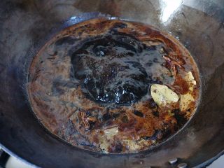 11、五香酱黄瓜,酱油汁煮沸后关火，放到自然凉透。