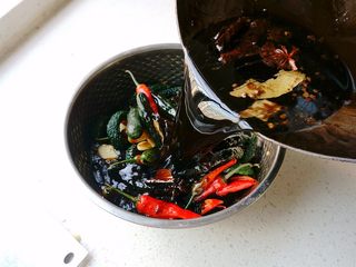 12、五香酱黄瓜,煮开放凉后倒进盛有黄瓜等食材的盆子里，用干净筷子翻拌均匀。