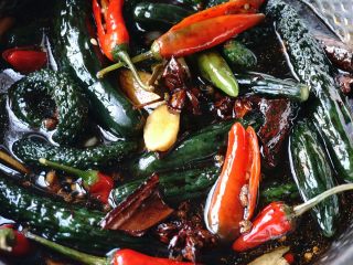 13、五香酱黄瓜,这样腌上十几个小时后黄瓜等食材就入味了。用这种方法腌的酱黄瓜口感清脆，味道咸鲜，用来就着喝白粥或吃面条别提多爽口了。