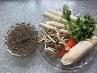 8、大补气血牛尾汤,备好配料