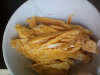 2、肉末酸汤面,蛋液中加盐打散打匀，热锅凉油，放入蛋液摊成薄饼后切丝备用