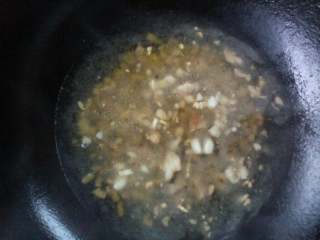 3、肉末酸汤面,用葱姜蒜炝锅后，放入肉末，酸豆角，胡椒粉，生抽，白醋加水烧开后调味做成酸汤备用