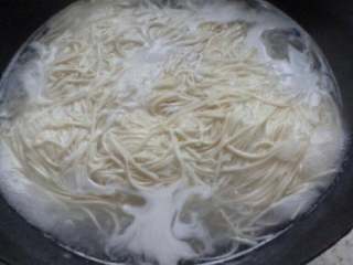 4、肉末酸汤面,另起一锅把水烧开后，放入面条，煮熟捞出放碗中盛好备用