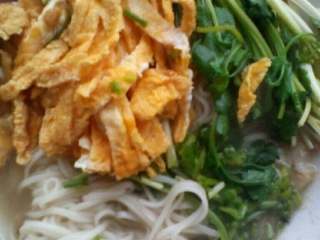 5、肉末酸汤面,把香菜，鸡蛋丝放入，浇上酸汤，撒上葱花即可享用