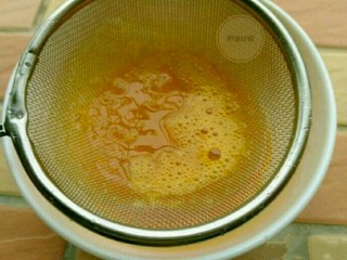 5、肉沫豆腐蒸蛋,过筛。