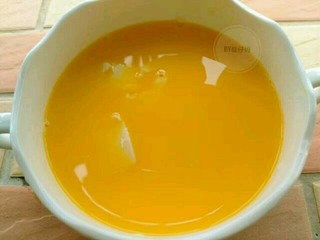 6、肉沫豆腐蒸蛋,把蛋液慢慢倒入豆腐碗中。