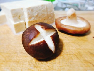 1、辣白菜豆腐煲,香菇去根蒂 切出花刀