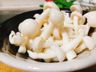 3、辣白菜豆腐煲,蘑菇洗净