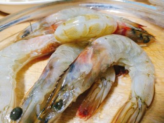 5、辣白菜豆腐煲,大虾剪去脚须 开背去掉沙线 放些料酒