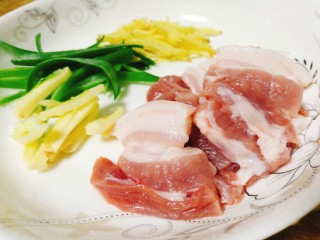 6、辣白菜豆腐煲,五花肉切片葱姜蒜切丝