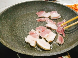 7、辣白菜豆腐煲,锅中倒油 先煸炒五花肉片