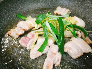 8、辣白菜豆腐煲,倒入葱姜蒜丝