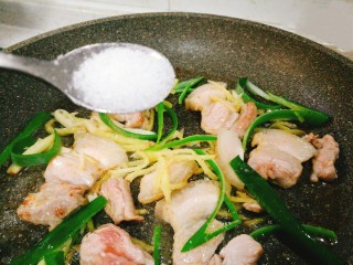 9、辣白菜豆腐煲,肉片煸出焦黄 放适量盐