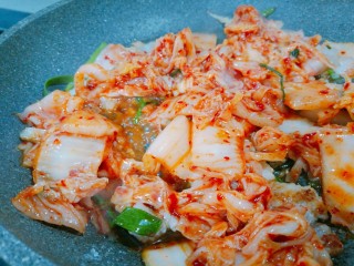 11、辣白菜豆腐煲,倒入辣白菜