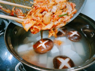 13、辣白菜豆腐煲,倒入辣白菜肉片