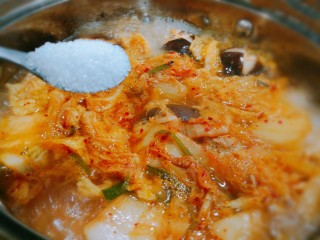 14、辣白菜豆腐煲,煮滚后放盐