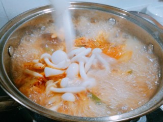 15、辣白菜豆腐煲,十分钟后放入蘑菇 荷兰豆