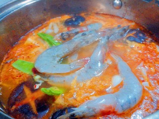 16、辣白菜豆腐煲,放入大虾 煮变色即可