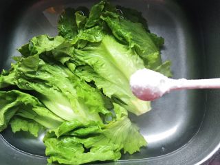 1、生菜乳酪芝麻煎饼,买来新鲜的生菜，清水里放入1勺盐浸泡20分钟左右