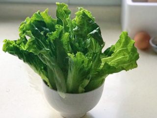 2、生菜乳酪芝麻煎饼,洗净的生菜竖起来沥干水分