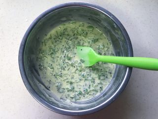 12、生菜乳酪芝麻煎饼,用硅胶刮刀继续搅拌一会，搅拌好后静置备用