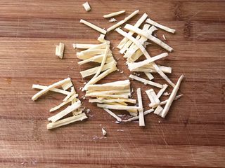 13、生菜乳酪芝麻煎饼,把乳酪片切成丝